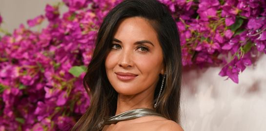 H Olivia Munn φωτογραφήθηκε ημίγυμνη και έδειξε τις ουλές της διπλής μαστεκτομής