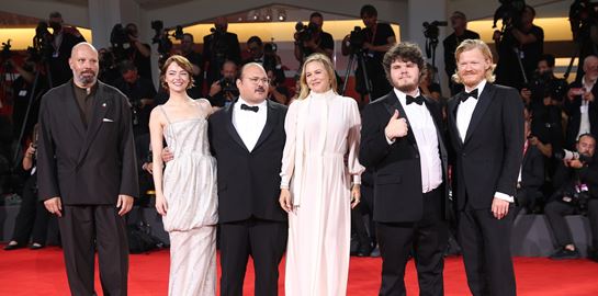 Έχουμε trailer για το Bugonia, τη νέα ταινία του Γιώργου Λάνθιμου - Αποθεώθηκε στο Φεστιβάλ Βενετίας