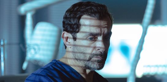 Βρήκαμε το τραγούδι που έπαιξε στον &#39;Γιατρό&#39; του Alpha και ψάχνουν όλοι