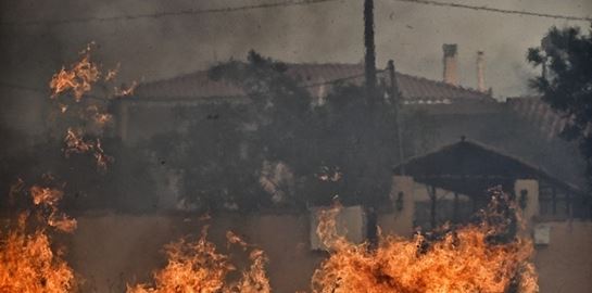 Μαίνονται οι πυρκαγιές σε Σαρωνίδα και Λουτράκι