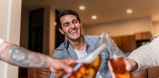 Η δουλειά που πληρώνεσαι 12.000 ευρώ για να πίνεις μπύρα