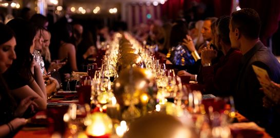 Chic &amp; Sparkle | Οι εκθαμβωτικές εμφανίσεις στο Private Festive Dinner των πολυκαταστημάτων attica