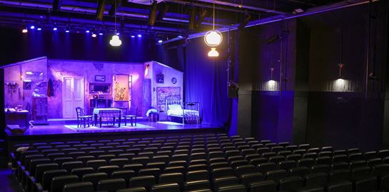 Ένα νέο, υπέροχο θέατρο άνοιξε μόλις στην Κυψέλη