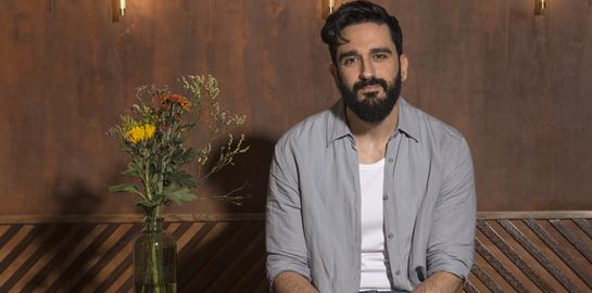 Ο Διονύσης Ατζαράκης δε γελάει εύκολα