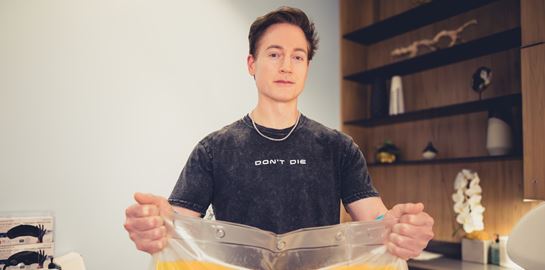 Mεγιστάνας αφαίρεσε &#39;όλο το πλάσμα από το σώμα του&#39; για να δείχνει νεότερος