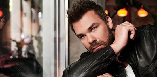 Ο Γιώργος Σαμπάνης τραγουδάει τη ζωή του