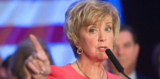 Μια φορά κι έναν καιρό, η υπουργός Παιδείας του Trump Linda McMahon έπαιζε ξύλο σε αγώνες του WWE (video)