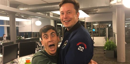 Από το YouTube και την αγκαλιά στον Elon Musk, πώς βρέθηκε ο Φειδίας Παναγιώτου στην Ευρωβουλή