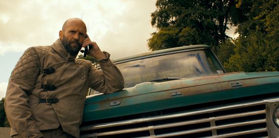 Αν σου έλειψαν οι κλασικές ταινίες δράσης, το Beekeeper είναι για σένα