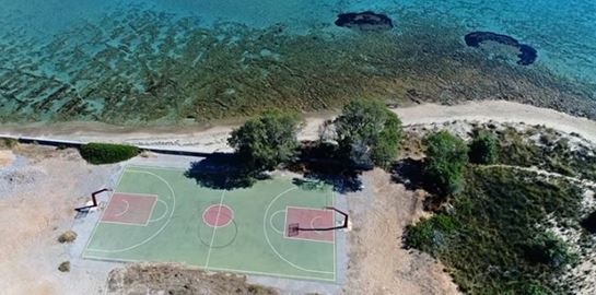 Σ&#39; αυτό το γήπεδο μπάσκετ στην Ελαφόνησο παίζαμε έστω ένα μονό