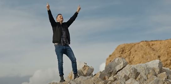 Ο Αλέξανδρος Τσουβέλας κυκλοφόρησε το απόλυτο τραγούδι για τα πανηγύρια