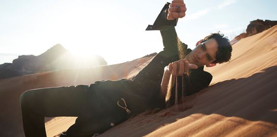 Ο χαρισματικός Kodi Smit McPhee στη νέα καμπάνια της Zara Studio