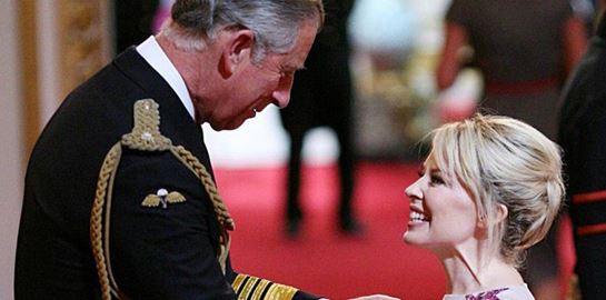 Ο Βασιλιάς Κάρολος χορεύει με Kylie