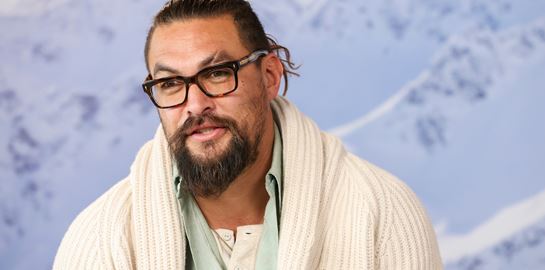 O Jason Momoa μένει στο δρόμο - και δεν κάνουμε πλάκα