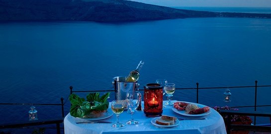 Ο Γκίκας Ξενάκης δημιουργεί με φόντο την Καλντέρα