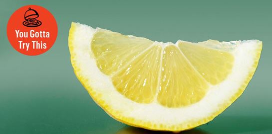 Ένα λεμόνι είναι το μόνο που χρειάζεσαι για να αναβαθμίσεις τη σχάρα σου