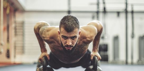 Μία 30λεπτη προπόνηση με αλτήρες για να κάψεις πολύ λίπος