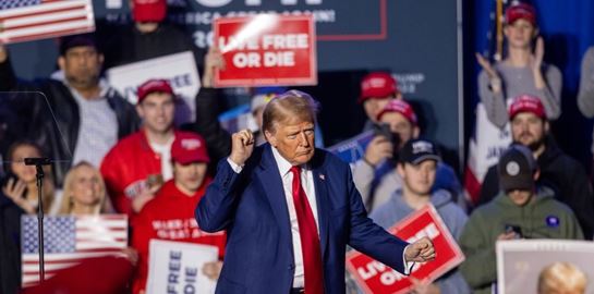 Σε άλλα νέα, ο Donald Trump αντιγράφει ατάκες του Χίτλερ