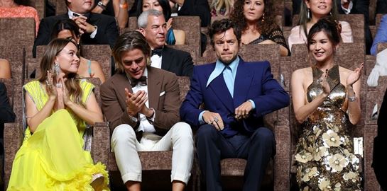 Σε άλλα νέα, το ίντερνετ αναρωτιέται αν ο Harry Styles έφτυσε τον Chris Pine