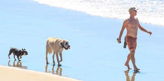 Ο πατέρας του Chris Hemsworth παραμένει &#39;φέτες&#39; στα 66 του