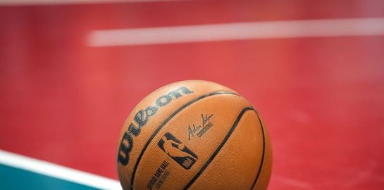H εξήγηση πίσω από τα χρωματιστά παρκέ στο NBA