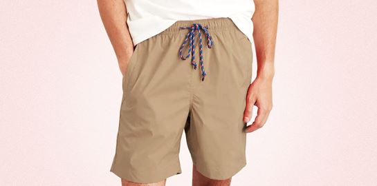 Μία εξωφρενικά στιλάτη και άνετη βερμούδα για τον Αύγουστο