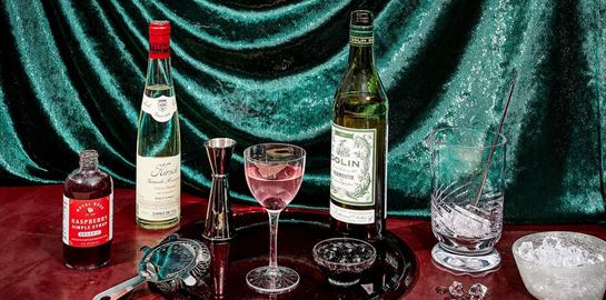 Στο Παρίσι του 1920 με ένα Rose στο χέρι