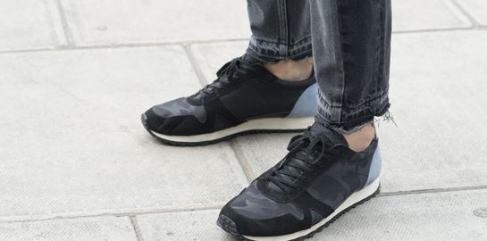 4 στυλ μαύρων sneakers που είναι μόδα