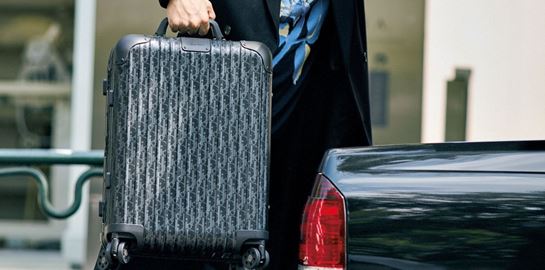 Ο Dior ανανεώνει την κλασική βαλίτσα της Rimowa
