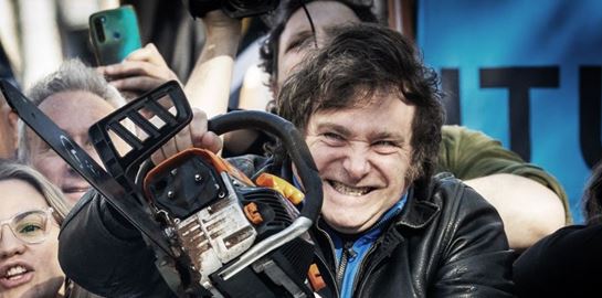 Javier Milei, ο νέος πρόεδρος της Αργεντινής εμφανίζεται με αλυσοπρίονο