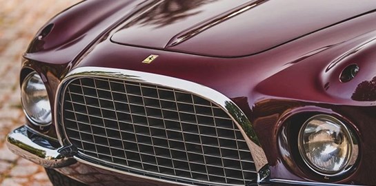 Λίγα αυτοκίνητα πλησιάζουν τη Ferrari 375 America