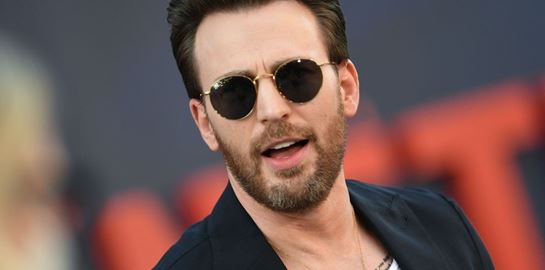Ο Chris Evans &#39;ψηφίζει&#39; κοστούμι με φανελάκι