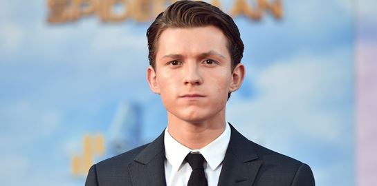 Πώς θα σου φαινόταν ο Tom Holland σαν νεαρότερος James Bond;