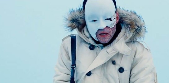 H πραγματική σημασία της μάσκας του Safin στο No Time To Die