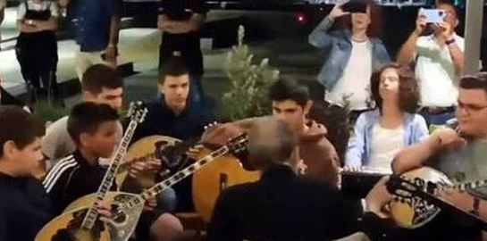 Η αγάπη του Σταύρου Ξαρχάκου για τη μουσική δεν έχει όρια