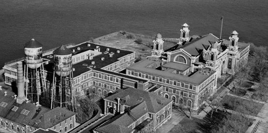 Νήσος Έλις, η πρώτη εικόνα που αντίκριζαν χιλιάδες Έλληνες που έφταναν στην Αμερική ως μετανάστες