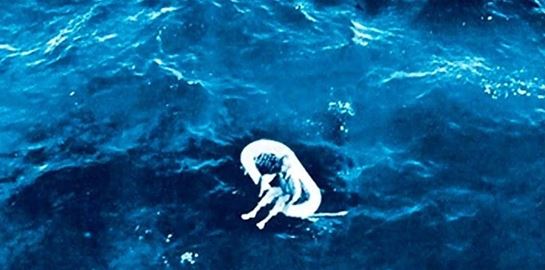 Το εφιαλτικό μυστικό του 11χρονου κοριτσιού που βρέθηκε να επιπλέει ολομόναχο στη μέση του ωκεανού