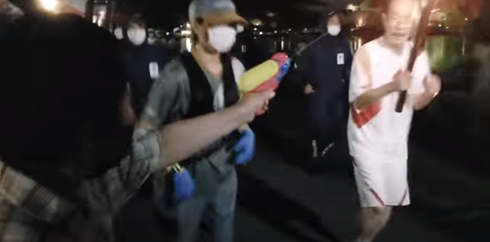 Σε άλλα νέα, κάποιος προσπάθησε να σβήσει την Ολυμπιακή φλόγα με νεροπίστολο