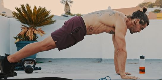 Η άσκηση που κρατά το σώμα νέο