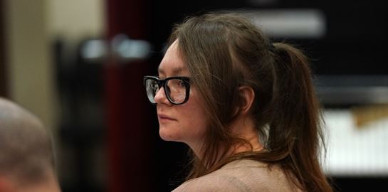 Η Anna Delvey ποζάρει για το εξώφυλλο του ES Magazine