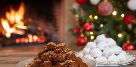 Μελομακάρονο, κουραμπιές ή δίπλες; Ποιο γλυκό είναι πιο υγιεινό;