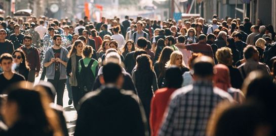 Αυτές είναι οι αυξήσεις που θα πάρουν 3,5 εκατομμύρια δημόσιοι και ιδιωτικοί υπάλληλοι