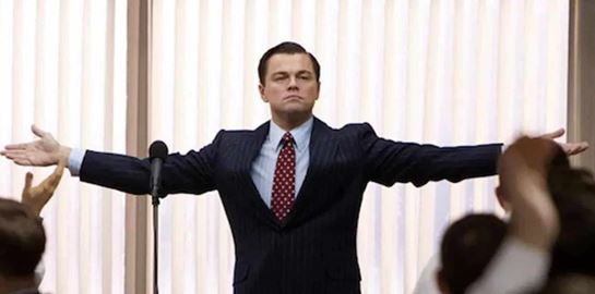 10 χρόνια πέρασαν από το εμβληματικό &#39;δε φεύγω&#39; του Leonardo DiCaprio στον &#39;Λύκο της Wall Street&#39;