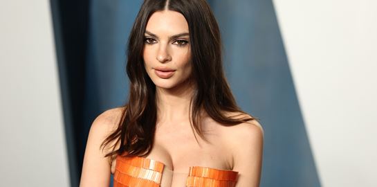 Άλλη μία καυτή μέρα από την καθημερινότητα της Emily Ratajkowski