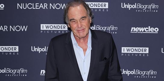 O Oliver Stone έχει κάτι να πει για τον Ryan Gosling