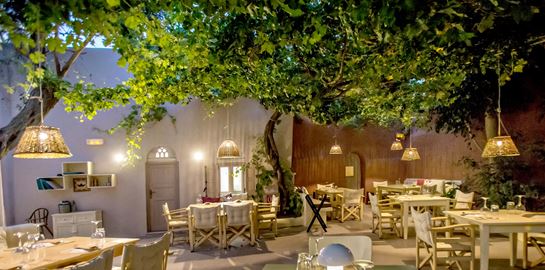 Tο πιο κινηματογραφικό εστιατόριο της Τήνου σερβίρει για ένα βράδυ στη Γλυφάδα