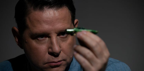 Ο Δημήτρης Μυλωνάς θεωρεί ότι το θέατρο έβγαλε τα μάτια του, σαν άλλος Οιδίποδας