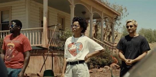 Όλοι μιλούν για τα &#39;90s T-shirts του Nope