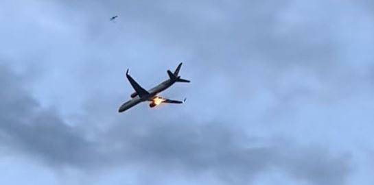 Η στιγμή της έκρηξης σε κινητήρα αεροπλάνου πάνω απ&#39; την Κέρκυρα (βίντεο)