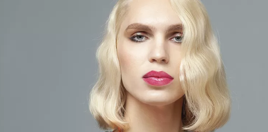 #HairHasNoGender: Η Καίτη Γραμμά μοιράζεται τη δική της ιστορία πίσω από τα λαμπερά, ξανθά μαλλιά της